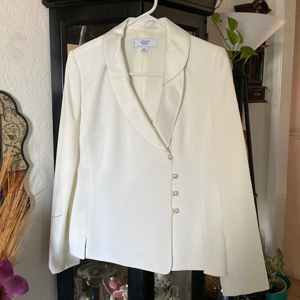 Nice blazer this has the skirt to go with it